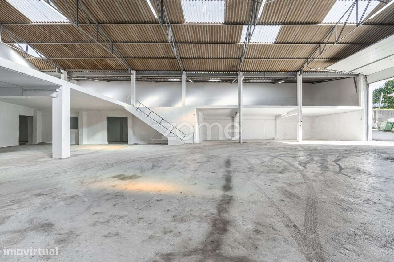 Armazém junto à A41 em Mozelos, Santa Maria da Feira - Grande imagem: 4/31