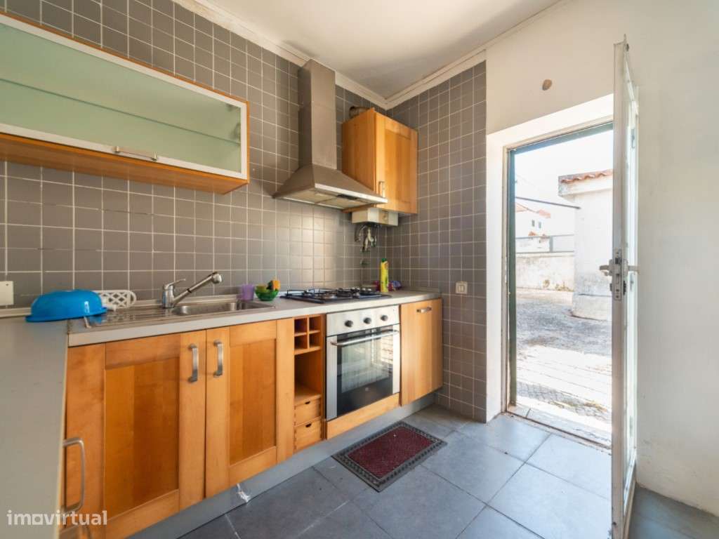 Moradia geminada de esquina em Caselas, com jardim e projecto aprovado-14