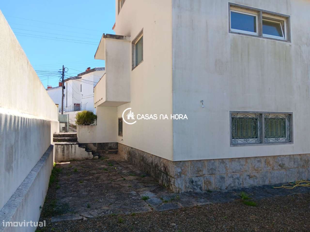 Moradia T3+T1  na Rua João das Regras, junto à Avenida de Sintra.-27