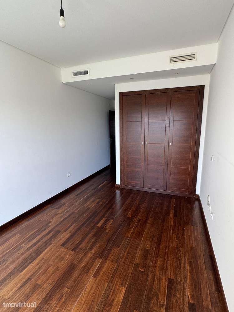 T4 com varanda, garagem e acessibilidade, 195m²-29