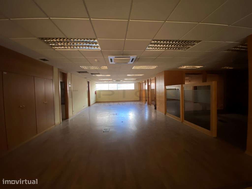 Espaço único de prestígio 3 estacionamento na Avenida 5 de Outubro - Grande imagem: 4/8