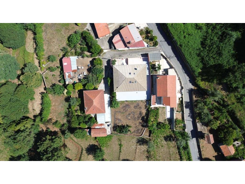 MORADIA UNIFAMILIAR T3+1 COM JARDIM EM CANEDO-5