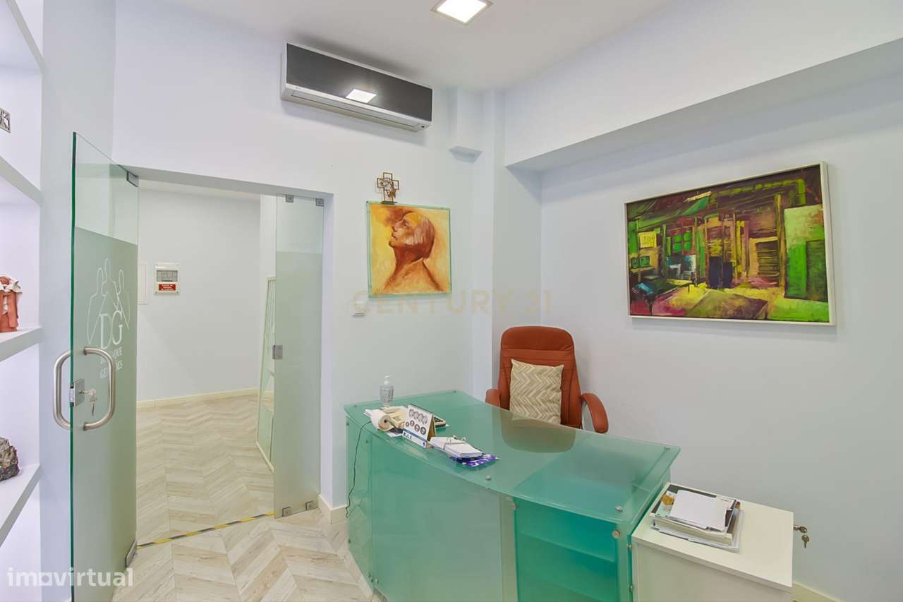 Loja com dois pisos localizada numa zona central e consolidada de Saca-9