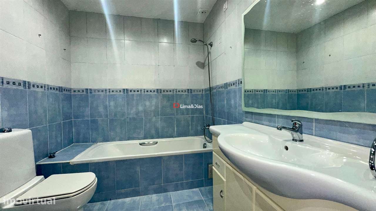 Apartamento T6 Duplex com 3 casas de banho e terraço-8