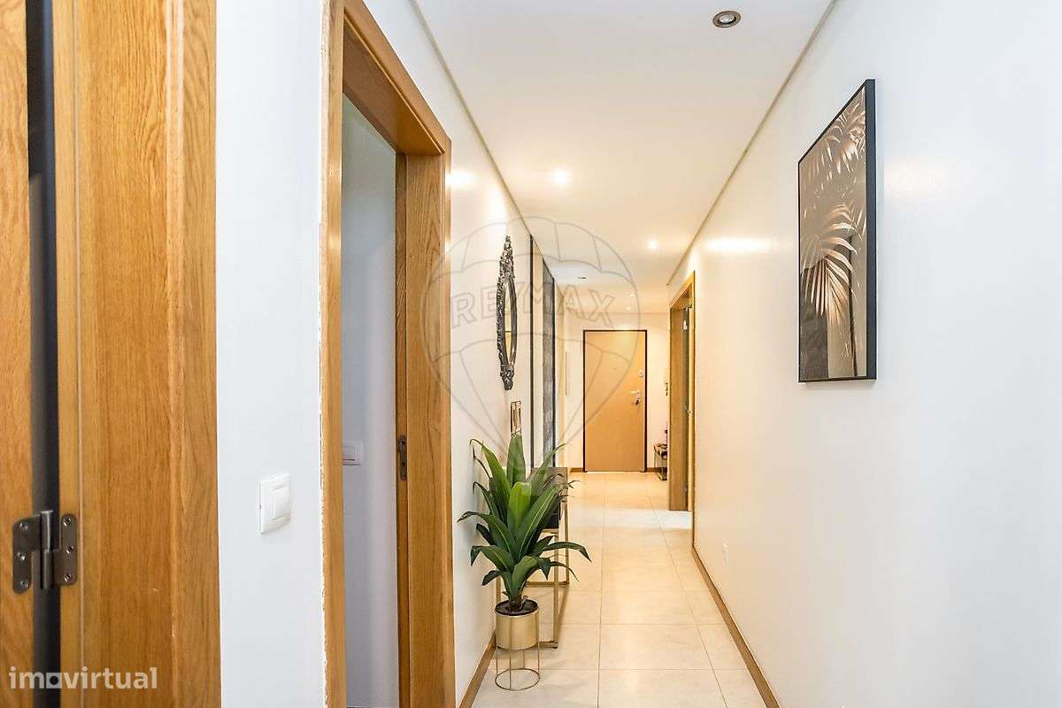 Apartamento T3 com box e varanda para Venda-6