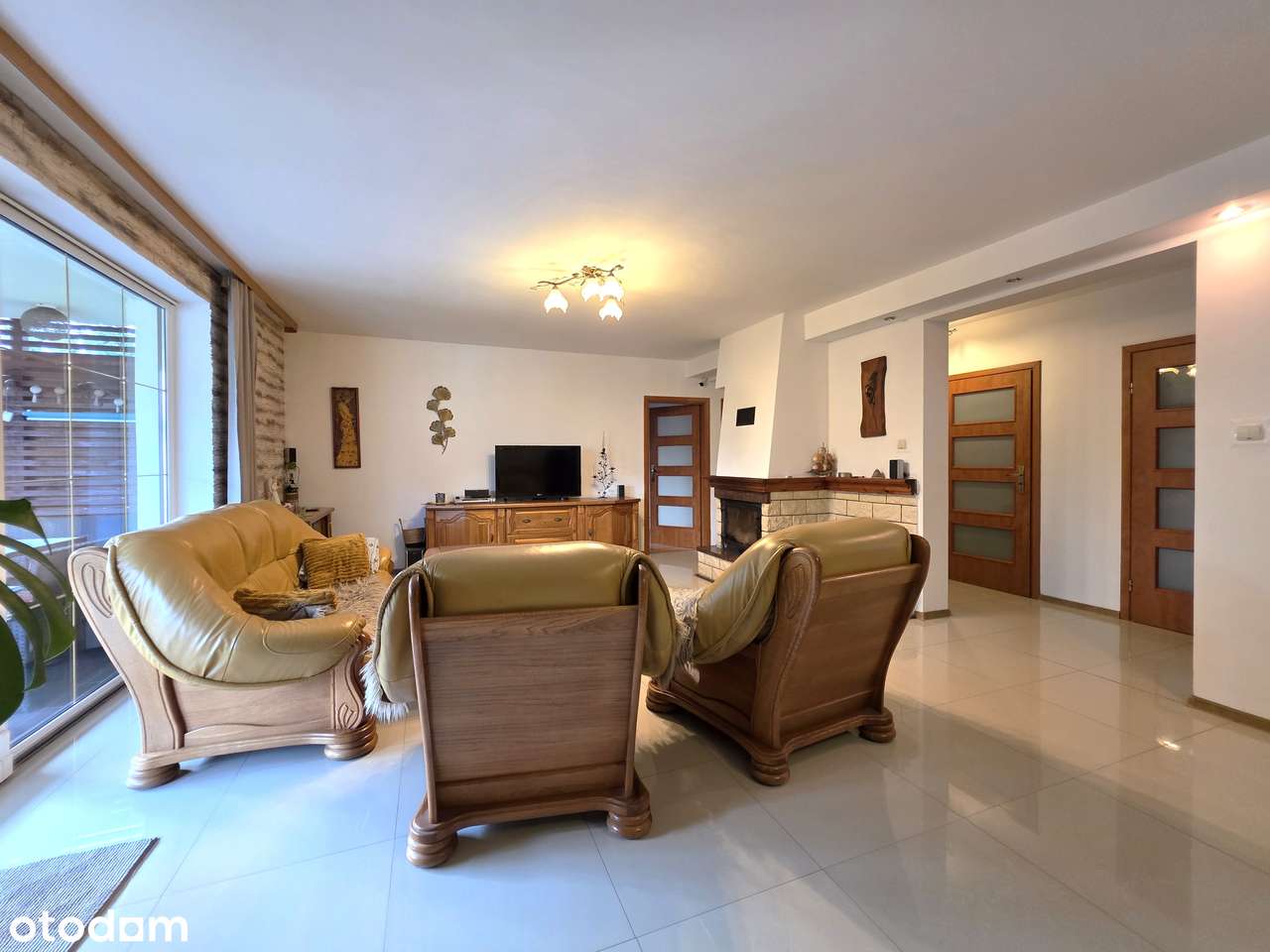 Dom 5/6 pokoi_taras_kominek_fotowoltaika_oddzielny garaż-5