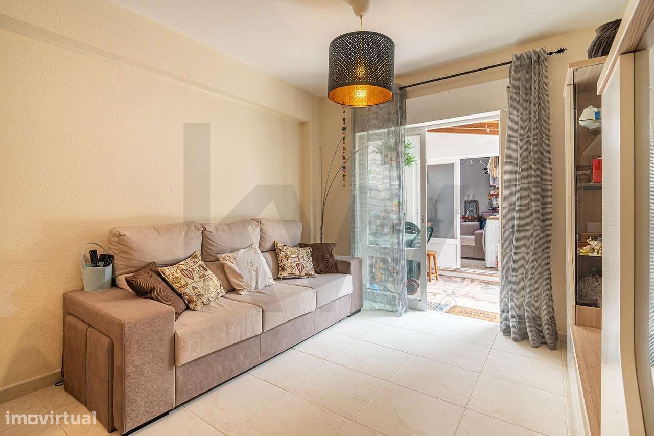 Apartamento T2 em Paço de Arcos: Conforto Exclusivo com Pátio Privativ-4