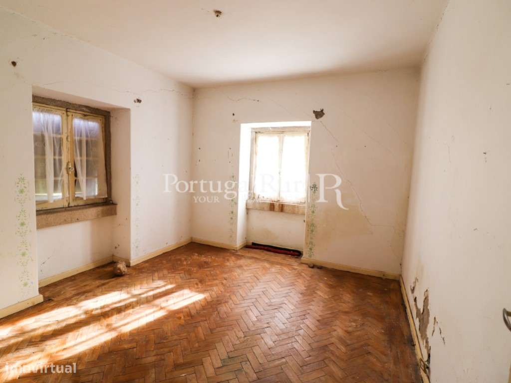 Quinta com casa de habitação T5 e diversas construções-47