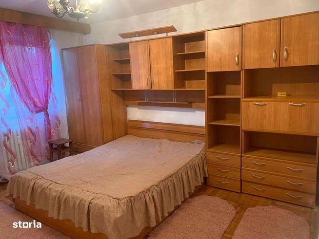 Închiriez apartament cu 3 camere