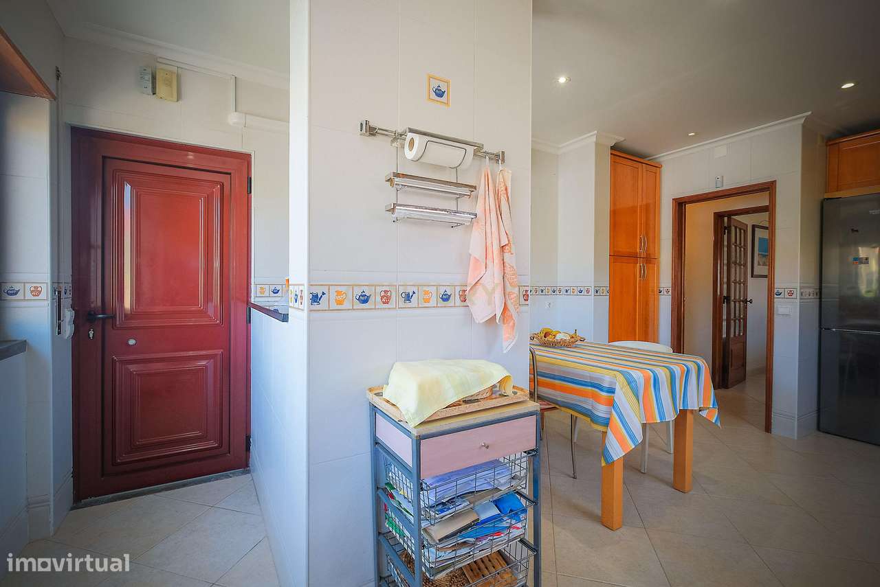 Moradia T5 em Carcavelos — Espaço, Conforto e Localização Privilegiada-7