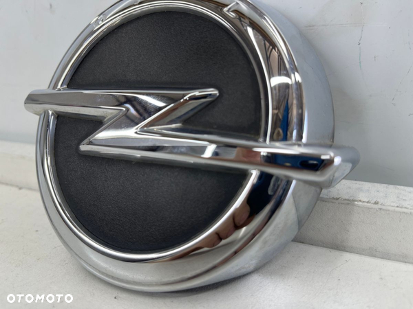 Klamka Opel Corsa E przycisk znaczek emblemat mikrostyk klapy bagażnika 563697283 - 4