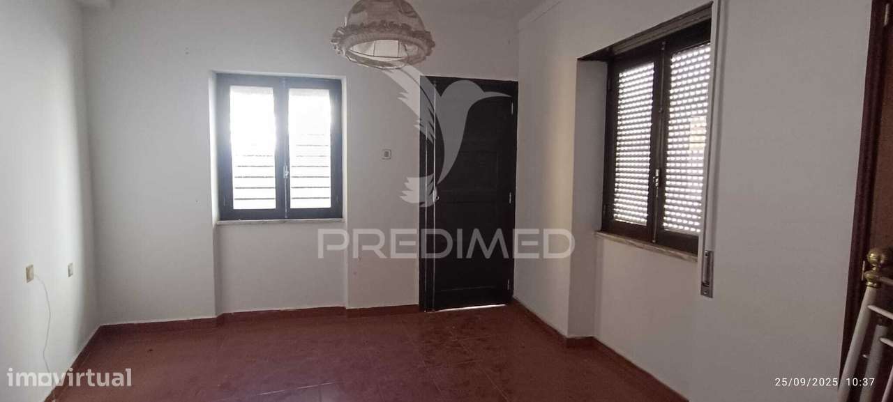 Moradia de 3 pisos no centro de Nisa, junto à Cervejaria Central. - Grande imagem: 5/23