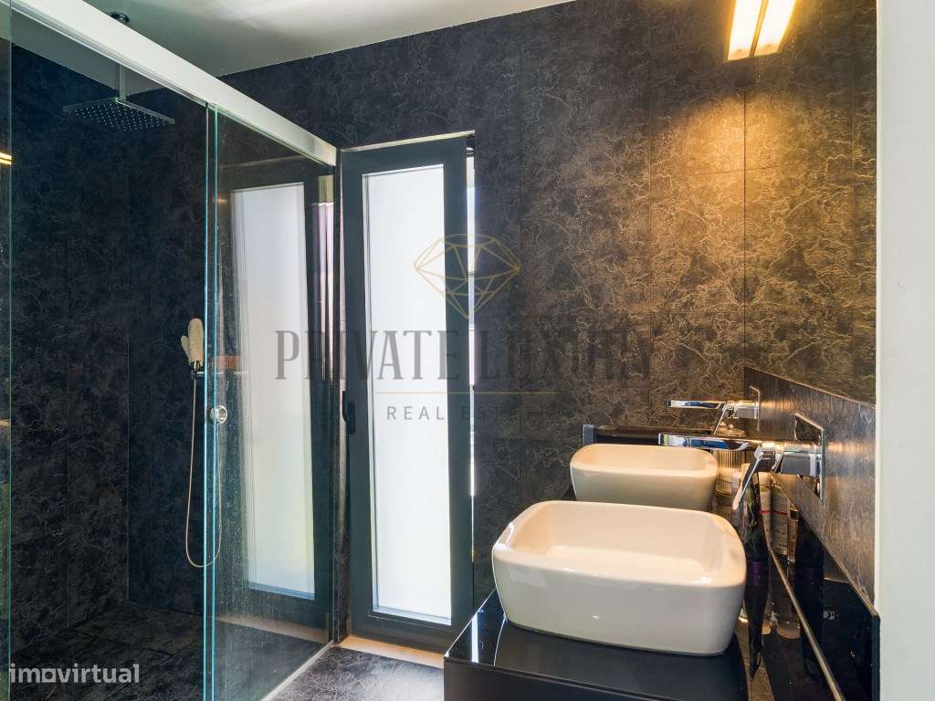 Moradia T4 Contemporânea com Piscina em Caxias-24