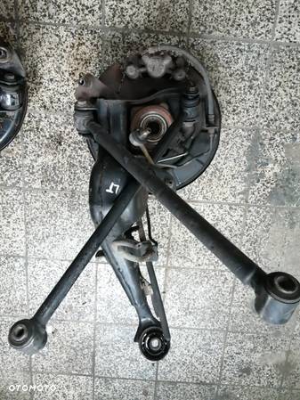 TOYOTA RAV4 RAV 4 II 2.0D LIFT KOLOR 1D4  5 DRZWI 00-05 PIASTA ZWROTNICA ZACISK  GIRA  LEWA TYŁ TYLNA - 6