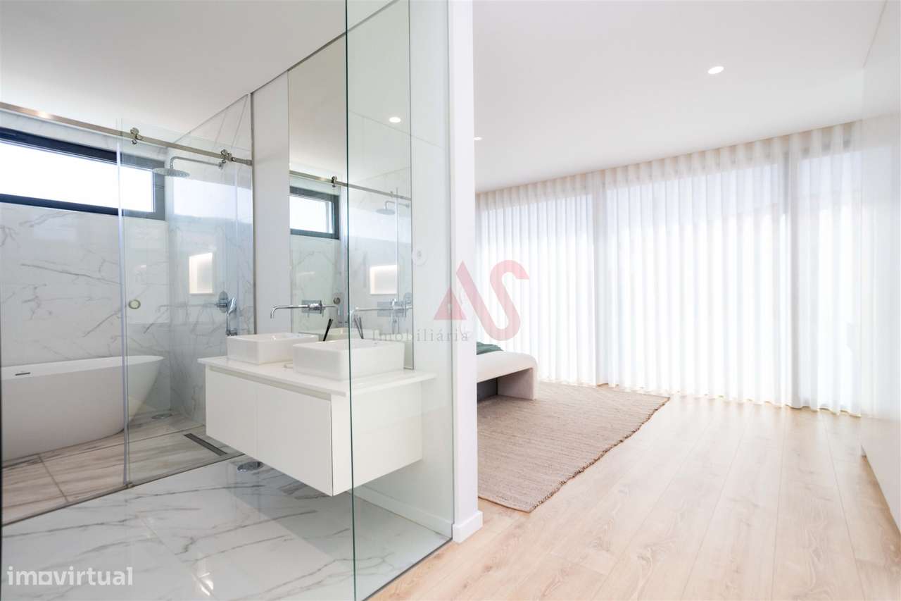 Moradia t4 com acabamentos de luxo, situada na vila de Fernão Ferro - Grande imagem: 4/31