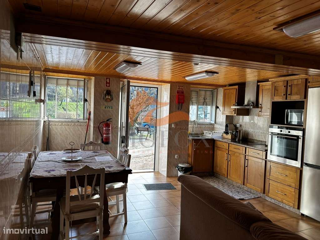 Casa de aldeia com 4 quartos e Alojamento Local ainda a funcionar e... - Grande imagem: 4/24