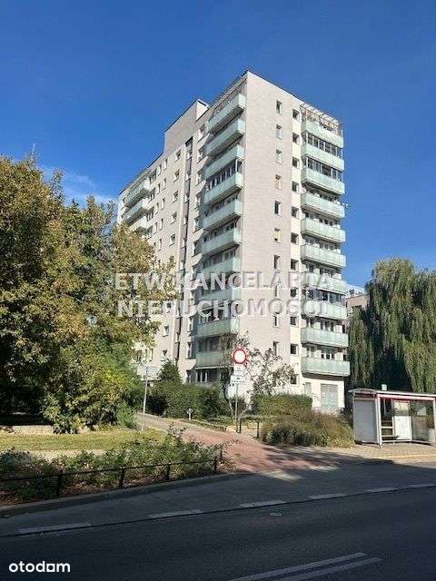 Pokój z widną kuchnią i balkonem.-9