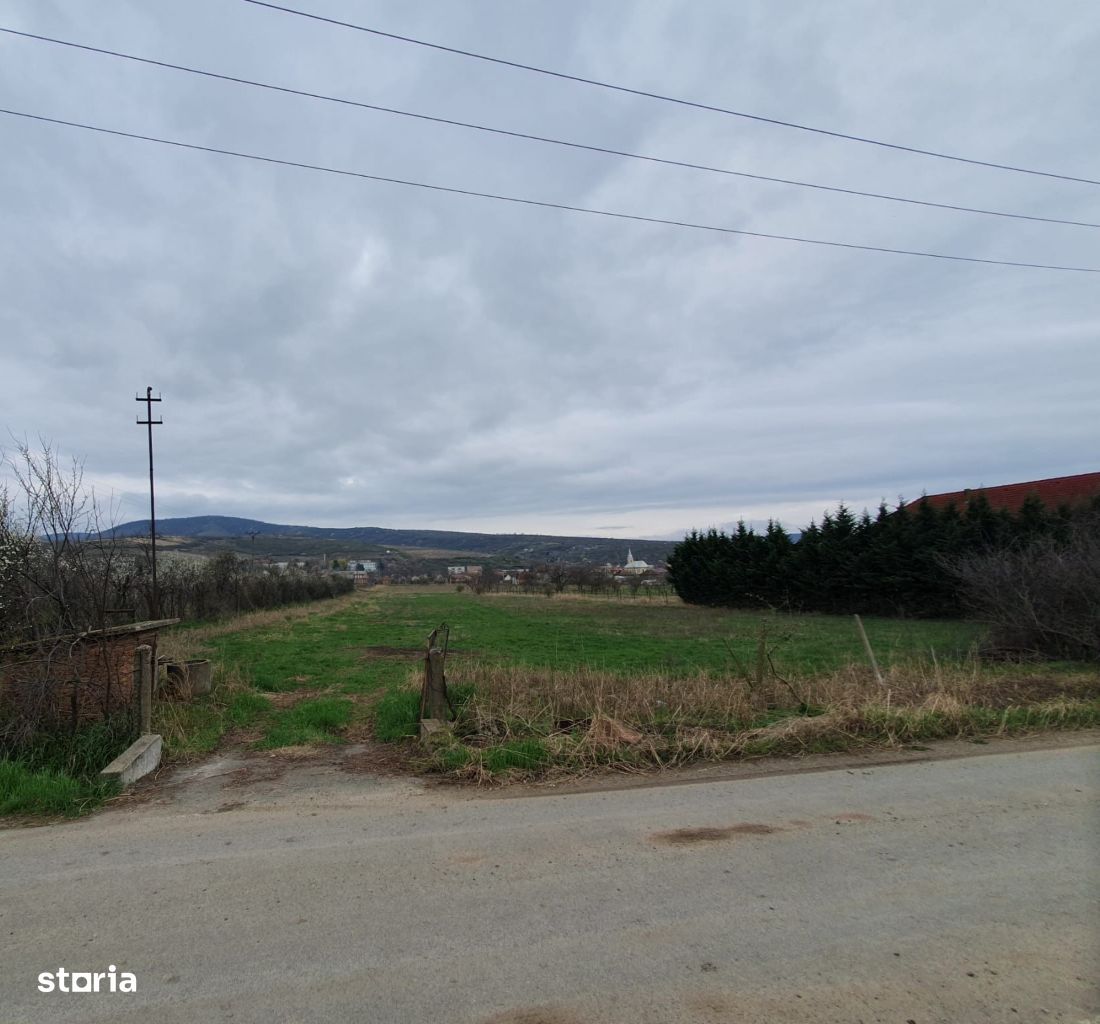 Vand teren intravilan in localitatea Ghioroc