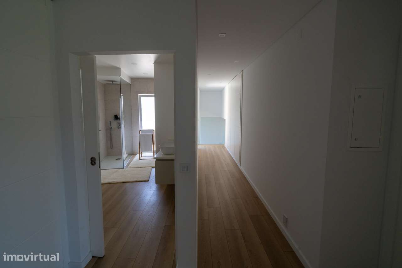 Moradia independente à venda na Estrada Velha da Avessada, 2665-30