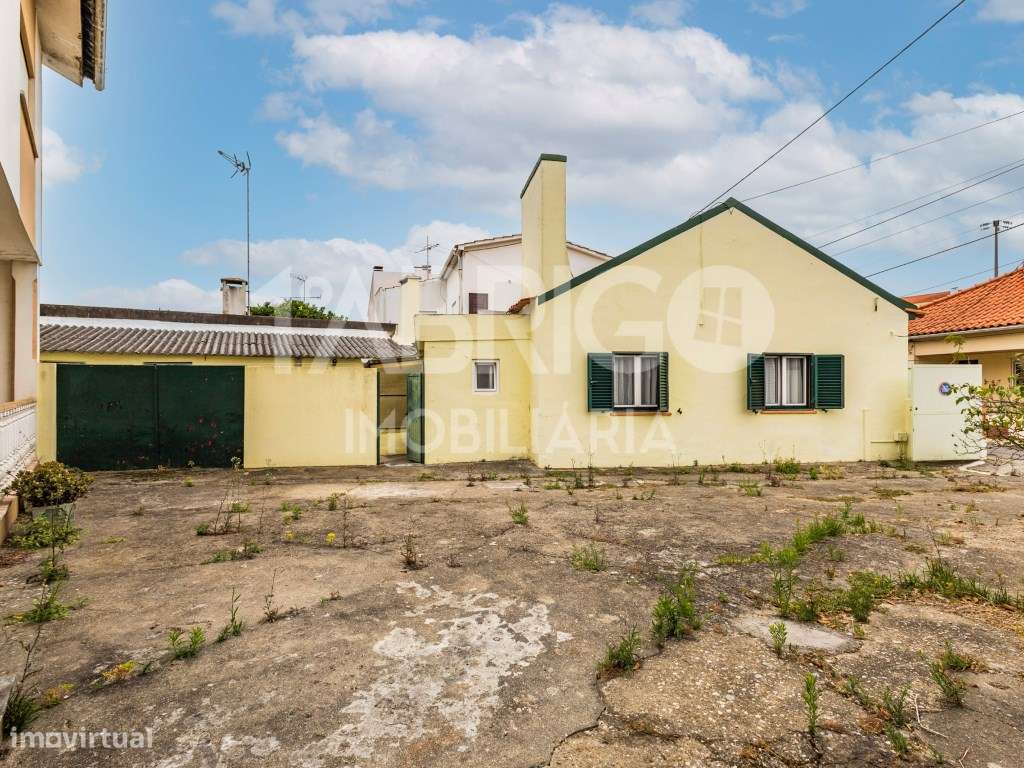 Moradia T3 Central, Oportunidade de Reabilitação (Para venda ao abr...-20