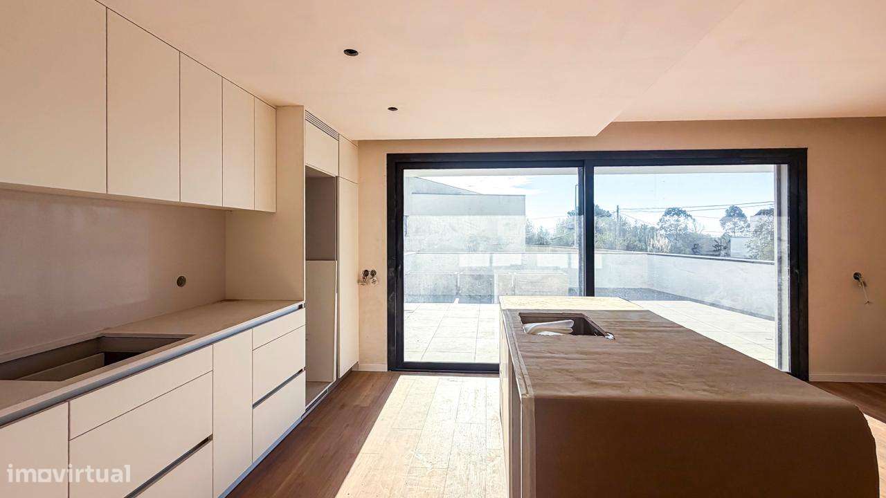 MORADIA NOVA - Com PISCINA  e  JARDIM .-28