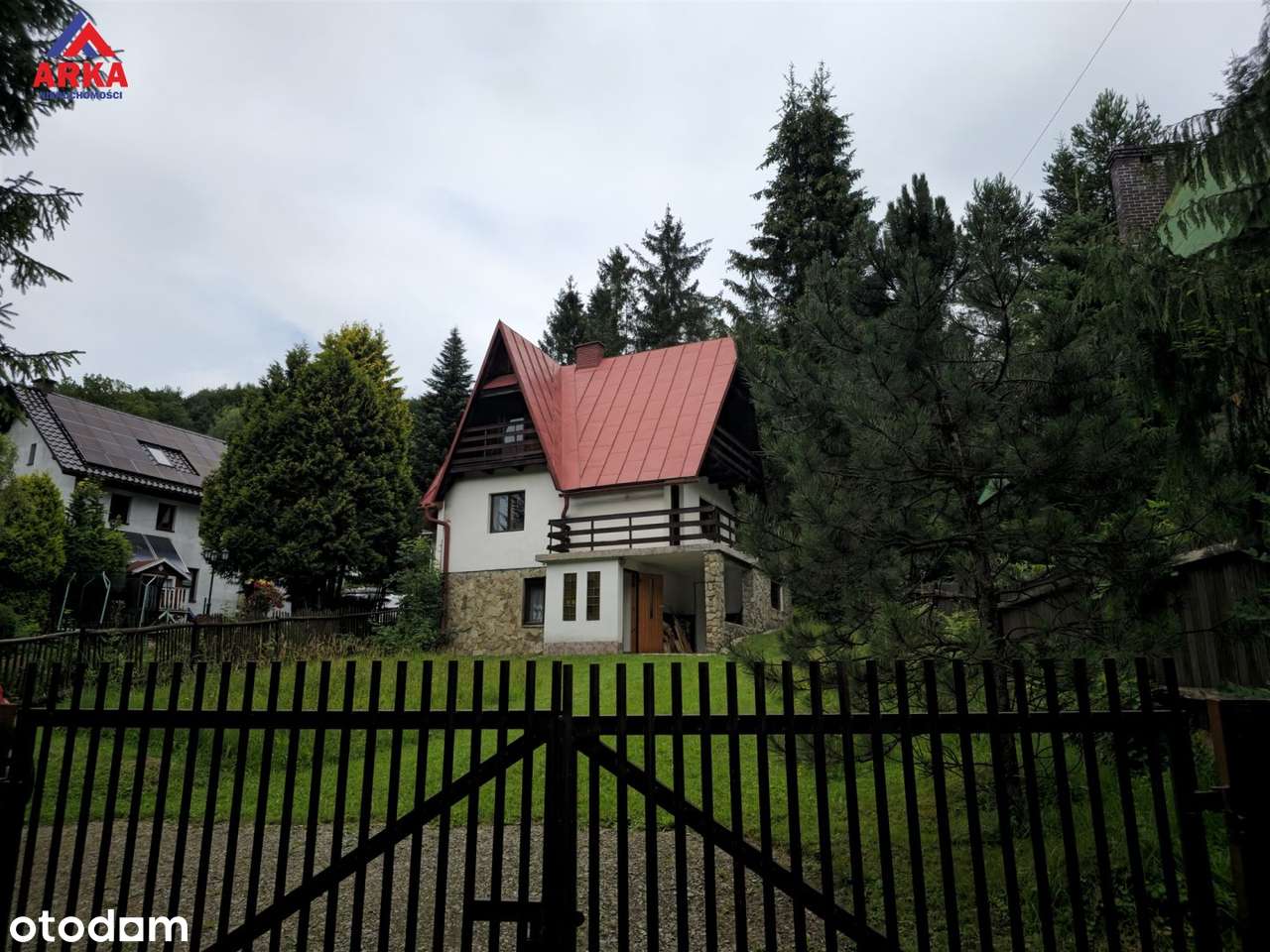 Dom przy strumyku w otoczeniu zieleni