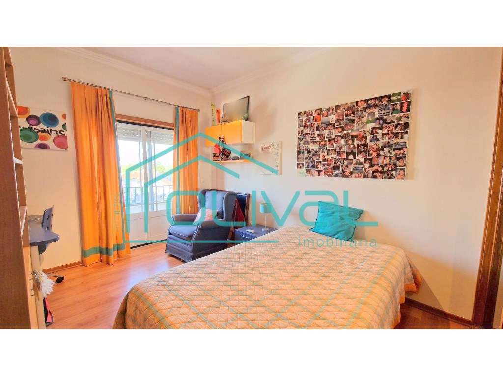 T4 com Arrecadação e Garagem Box no Centro de Benavente - Excelente...-21