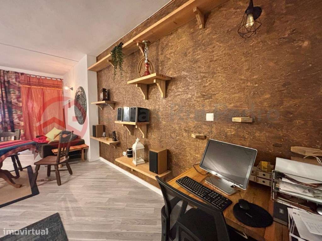 Loja transformada em estúdio, em Almada Velha - Grande imagem: 2/17