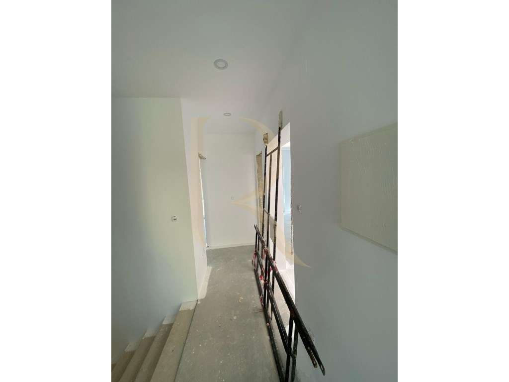 Moradia isolada T4 por terminar na Charneca da Caparica-31