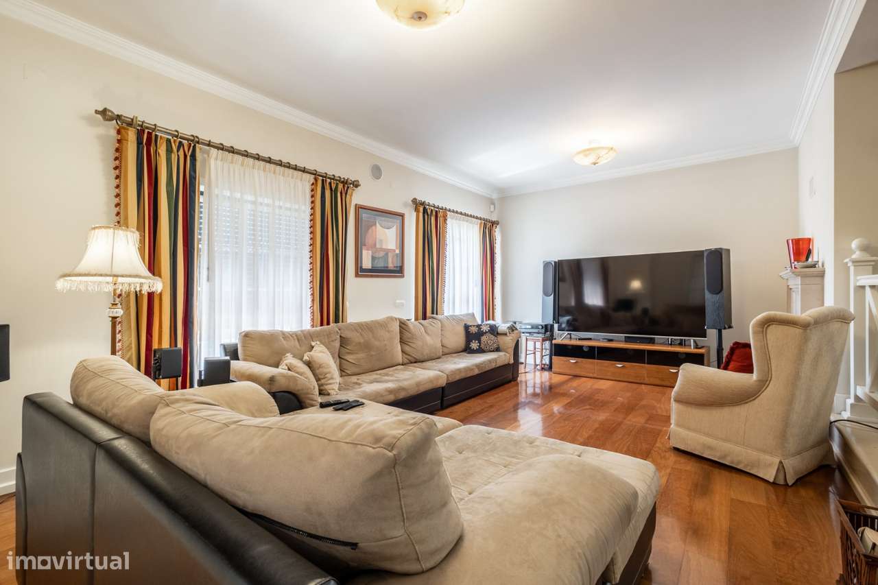 Luxuosa moradia, T5 com piscina e jardim em Pedrulheira-Marinha Grande-3