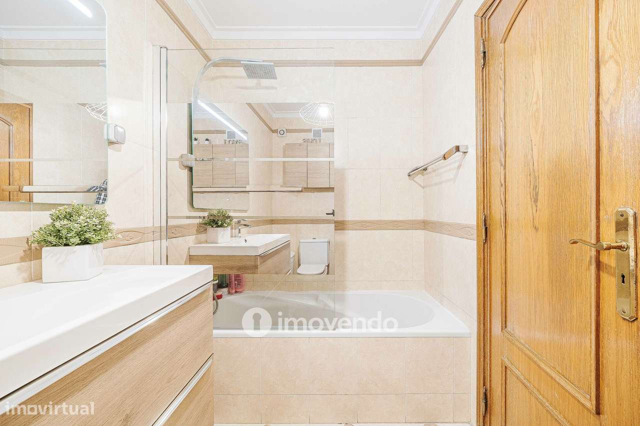 Apartamento T3, com estacionamento e arrecadação, na Ramada-41