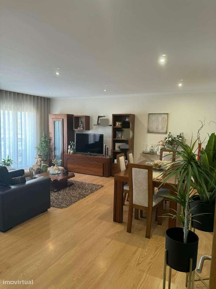 Apartamento T3 com 3 casas de banho e garagem-28