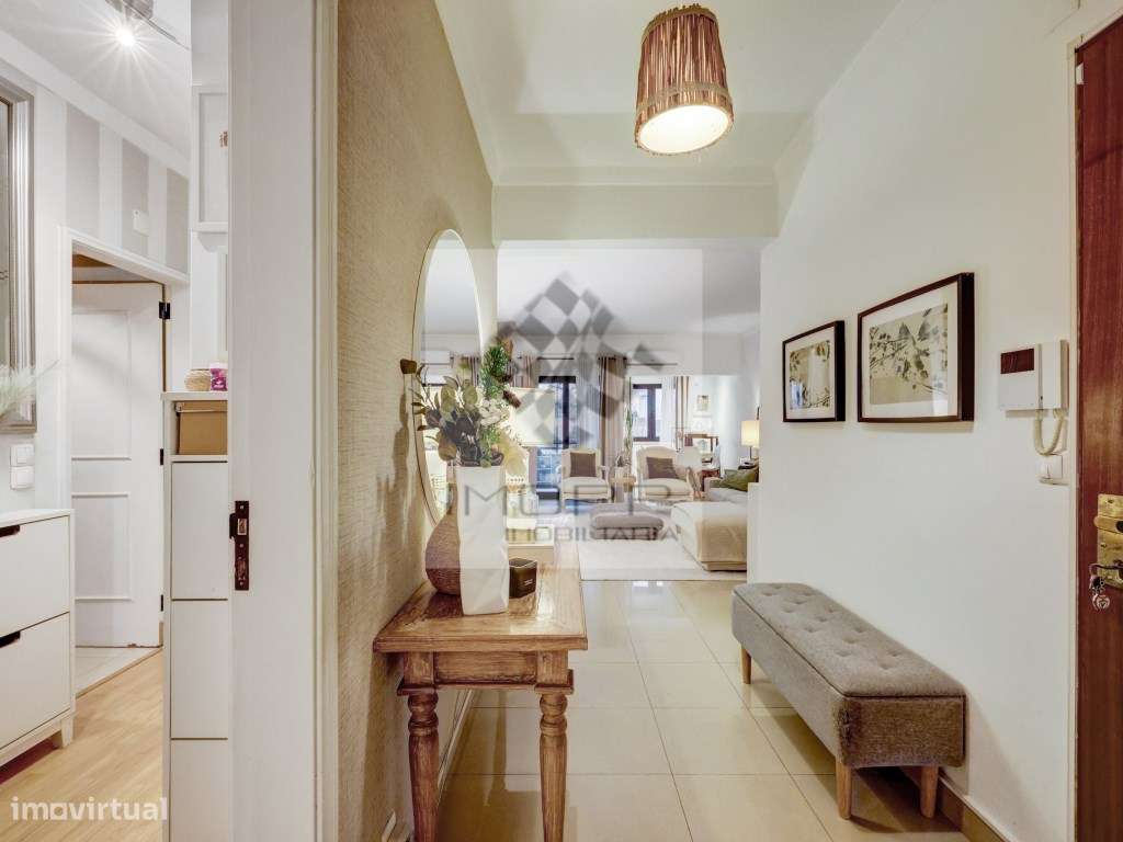 Apartamento T2 com varanda no centro de Carnide-7