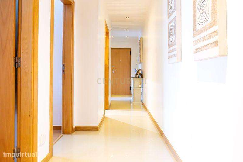 Apartamento T2 com elevador, lugar de estacionamento e arrecadação na-25