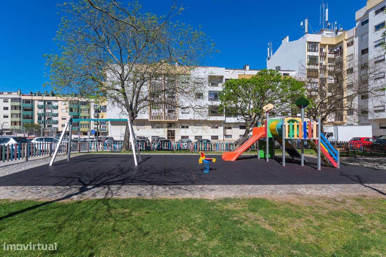 Apartamento T2 em bom estado, parcialmente remodelado-41