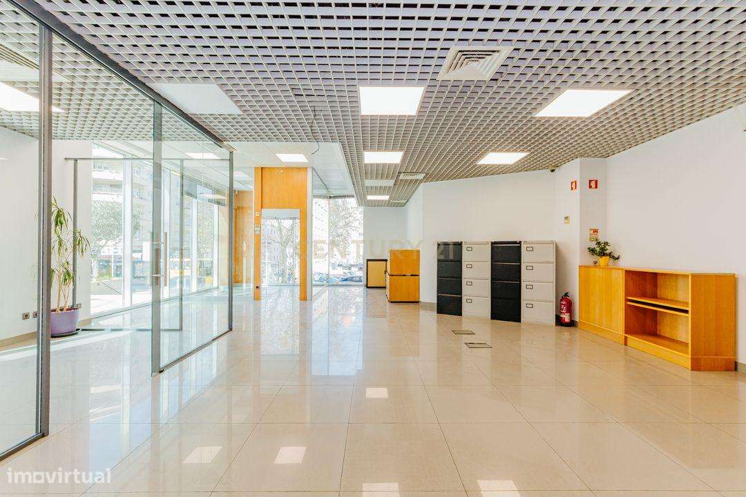 Loja/Escritório no Areeiro, com 2 lugares de estacionamento - Grande imagem: 4/32