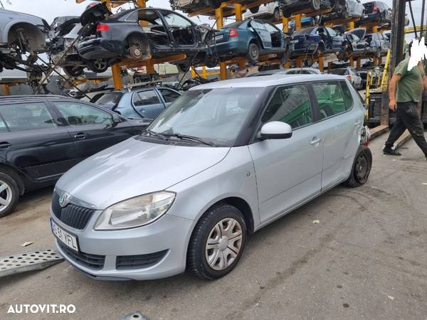 usa stanga dreapta calandru bloc lumini haion fete de usa Skoda Fabia 2 motor 1.6TDI CAYA dezmembrez - 1