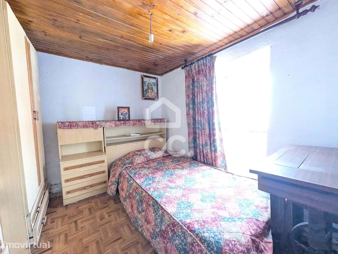 Oportunidade Única: Moradia para Restauro com Grande Potencial-35