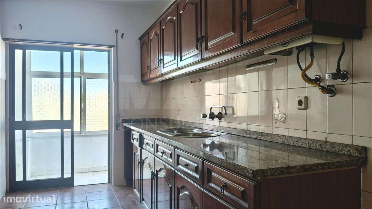 Apartamento T2 com Marquise e Despensa | 1º Andar | Perto das Praias - Grande imagem: 4/8