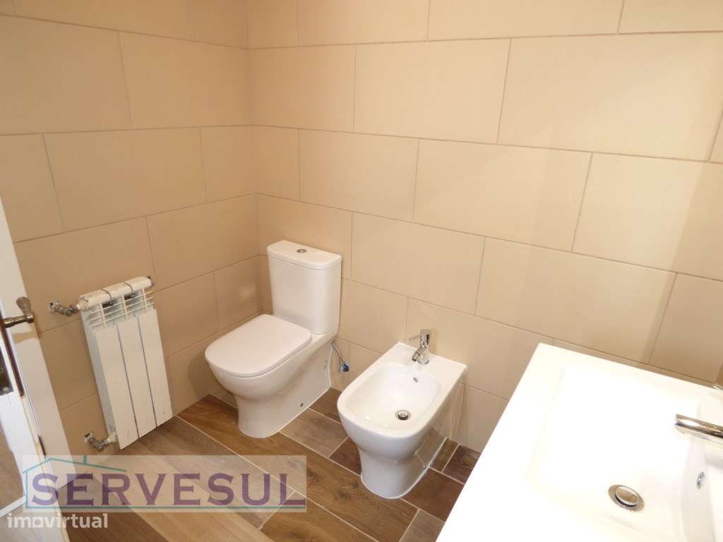 Espaçosa moradia de 2 pisos composta por 4 quartos com piscina e vi...-15