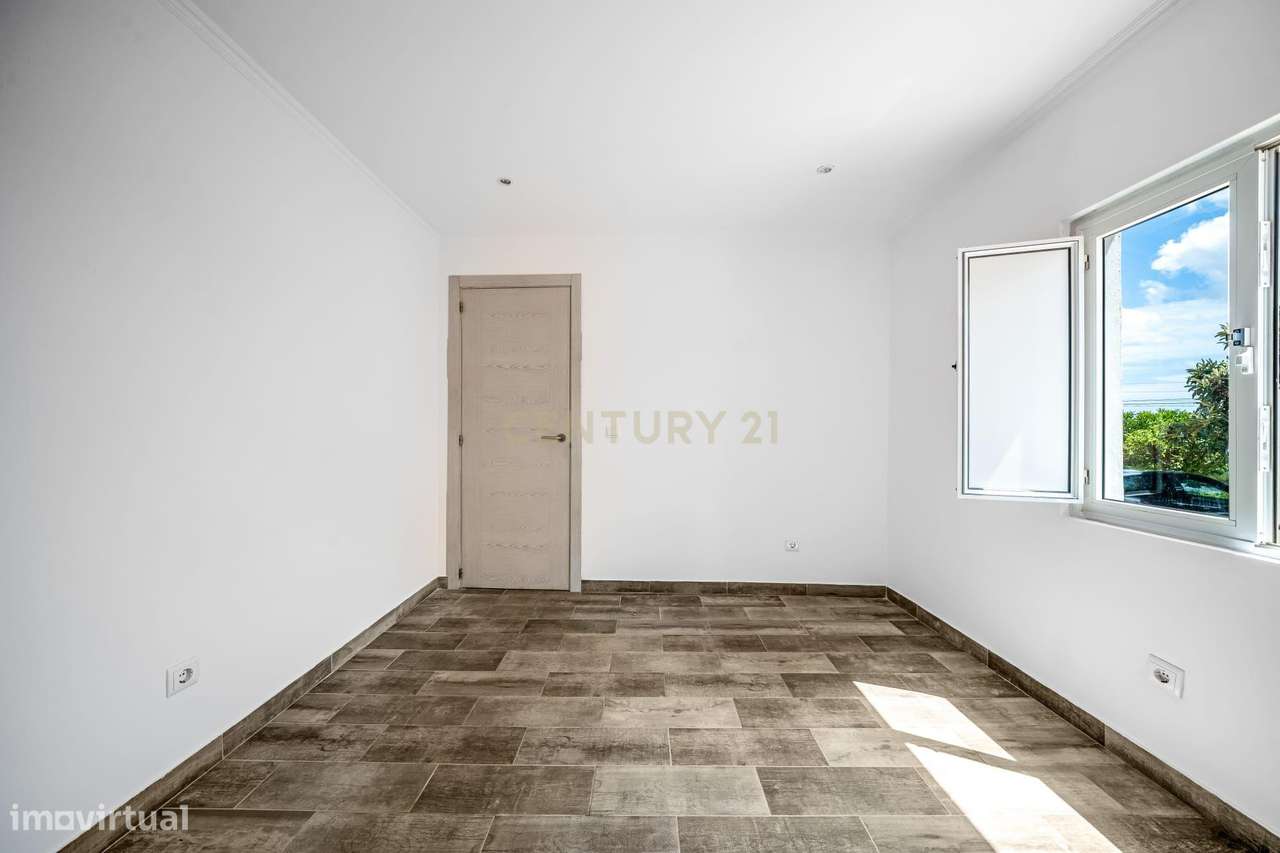 Moradia térrea renovada com dois quartos e terreno urbano, em Alcantar-8