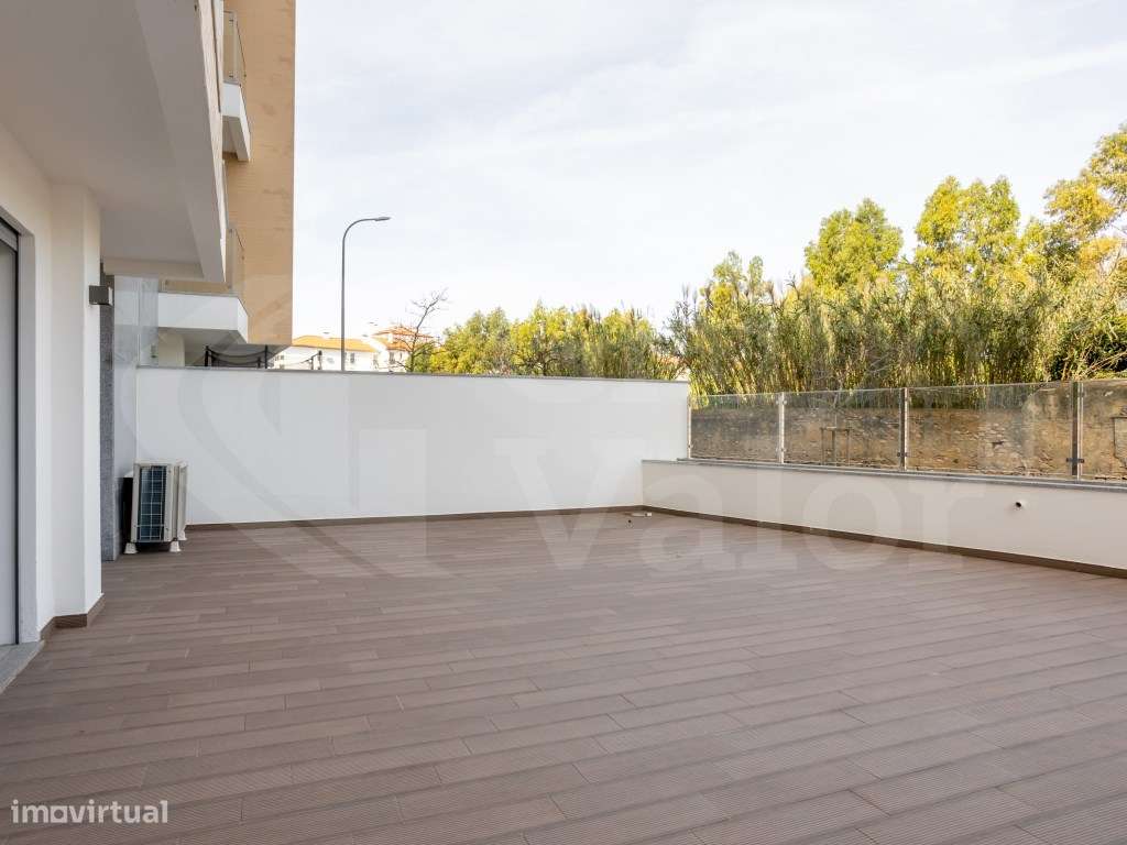 Apartamento T2 Novo com Estacionamento - Parede - R/C E-13