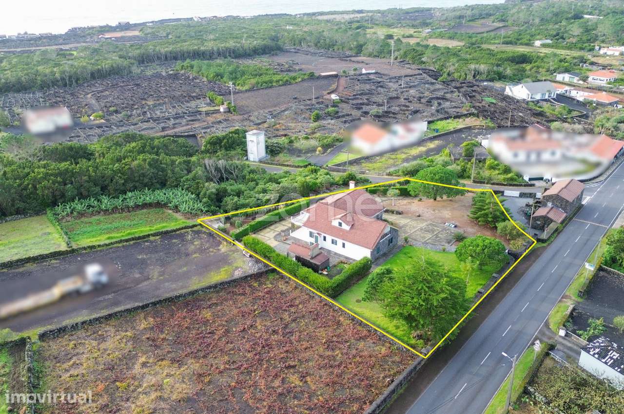 Moradia T4+1 na Ilha do Pico com Terraço Panorâmico e Vista Mar-39