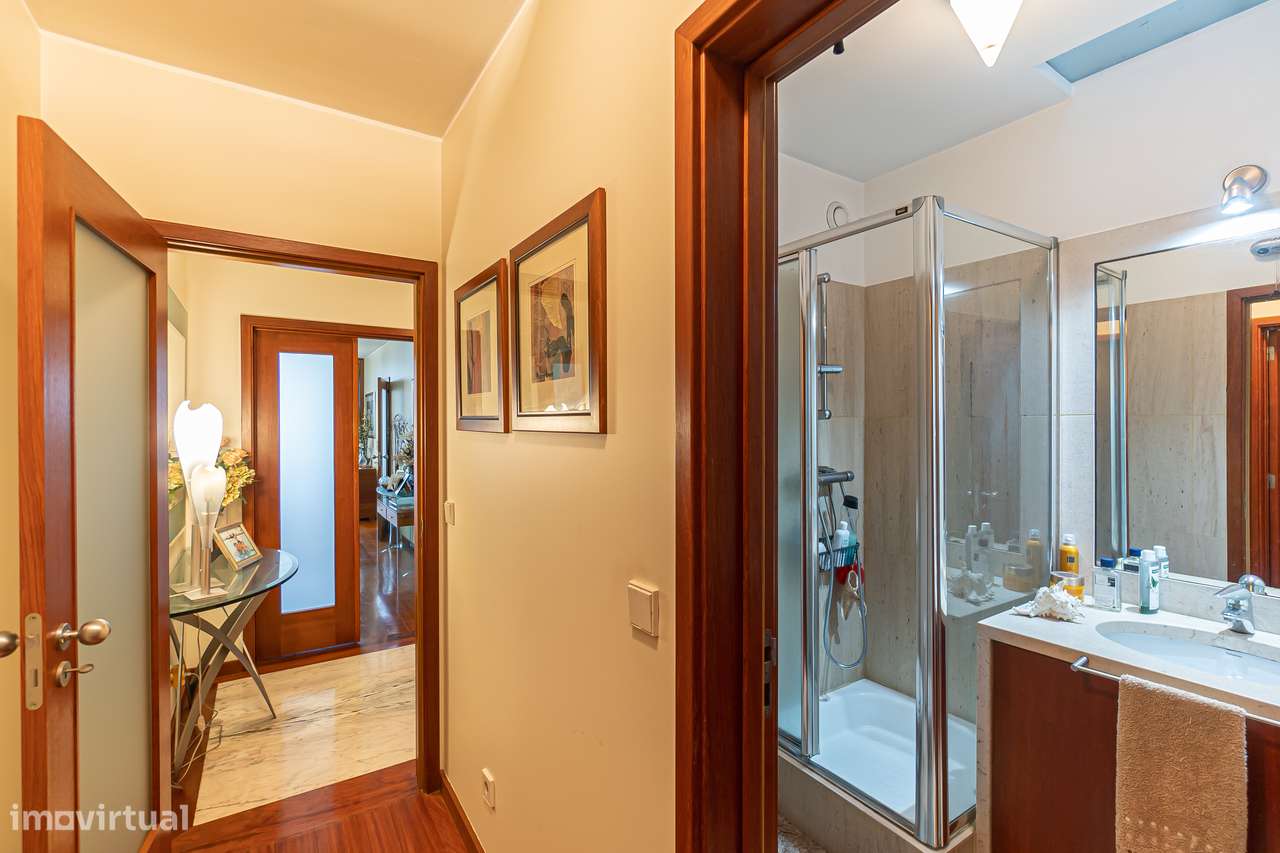 T2 no Último Piso | Condomínio Privado com Piscina | Vista Mar-17