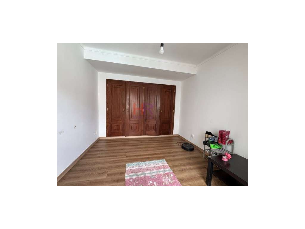 Vende-se Moradia Isolada M4+1 com garagem e jardim.-40