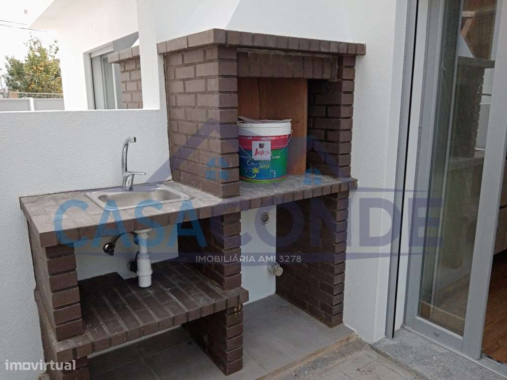 Moradia em Banda c/Excelentes Areas-3