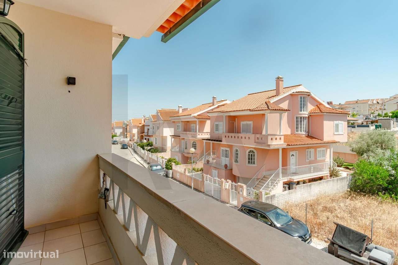 Moradia em Banda T4+1 com Jardim, Garagem e Sótão-32