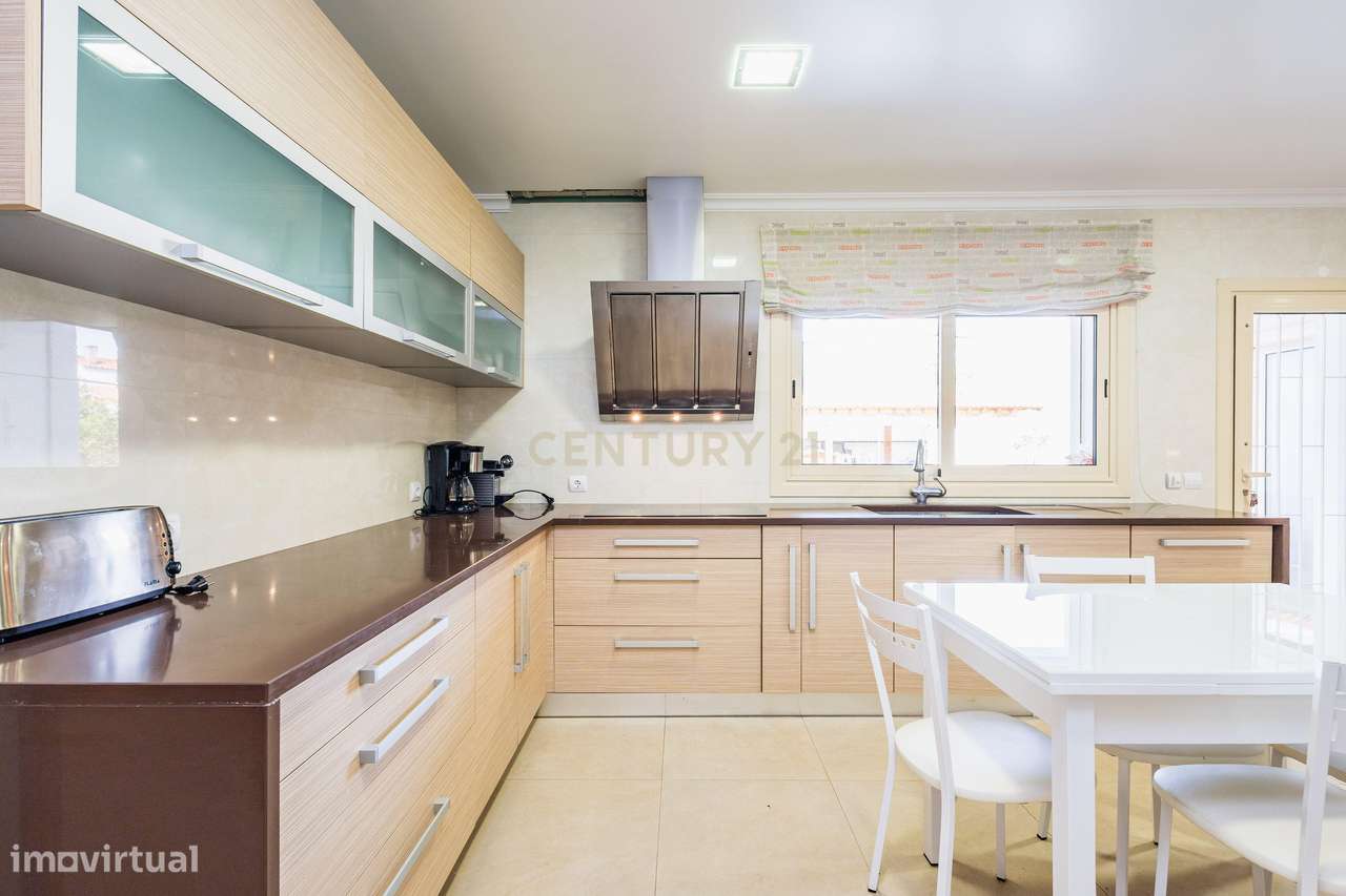 Moradia Exclusiva com Piscina, Jardim e Áreas Amplas-8