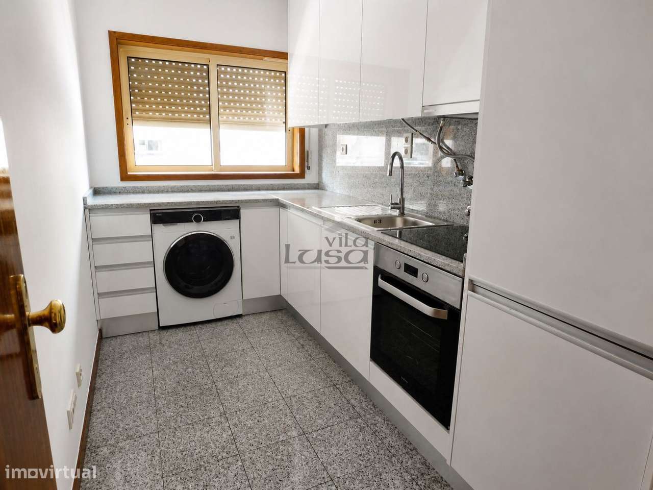 T2 Rua da Bélgica totalmente renovado, com 2 frentes, lugar de garagem-15