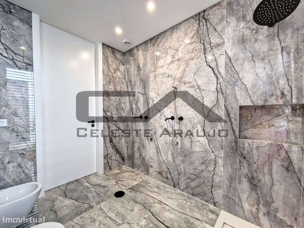 Moradia T4+1 Térrea, com piscina, Rio Meão-39